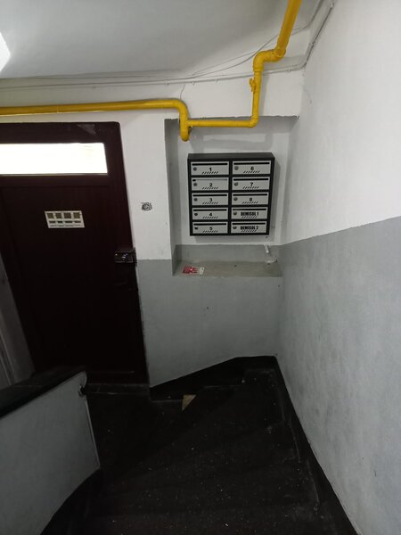 Ferentari, blocuri rosii, ap. 2 camere parter, bloc 3 etaje,