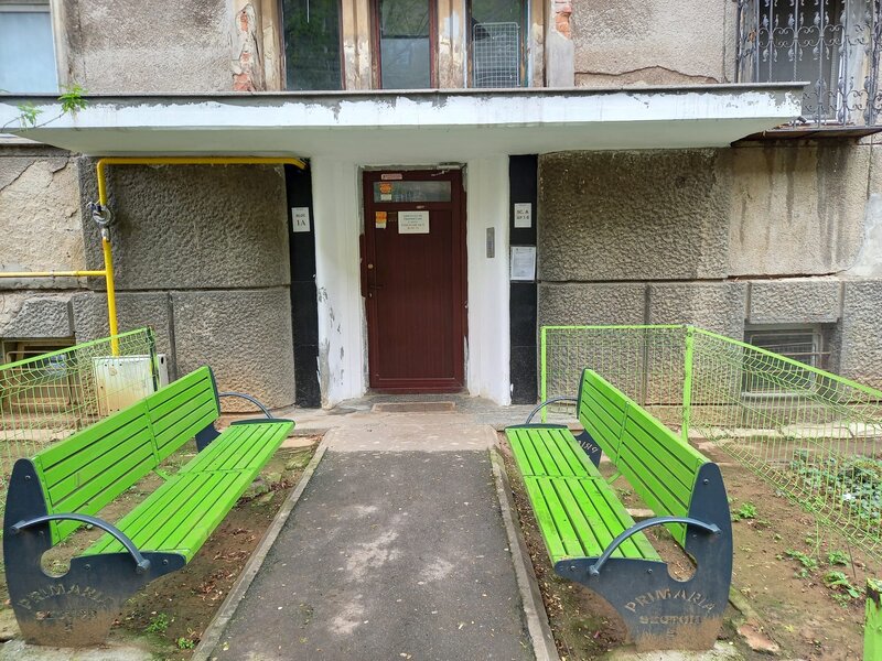 Ferentari, blocuri rosii, ap. 2 camere parter, bloc 3 etaje,