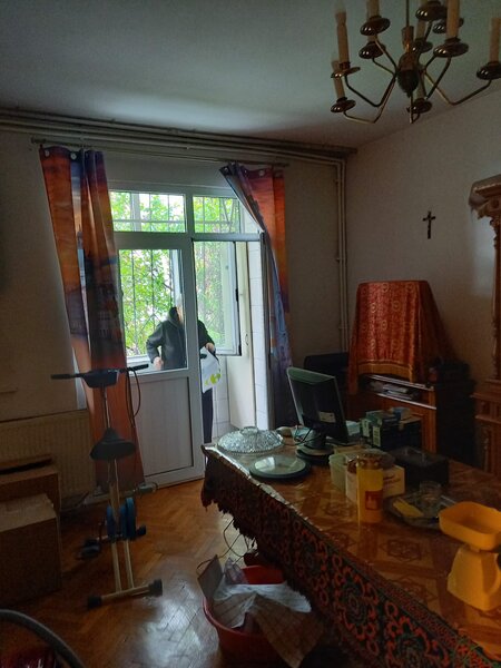 Ferentari, blocuri rosii, ap. 2 camere parter, bloc 3 etaje,