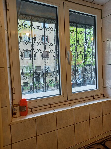 Ferentari, blocuri rosii, ap. 2 camere parter, bloc 3 etaje,