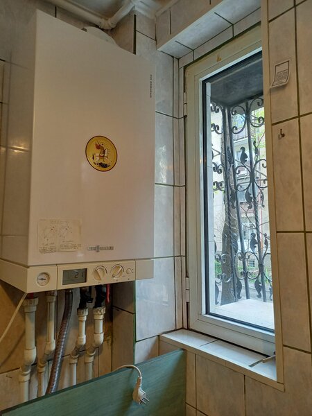 Ferentari, blocuri rosii, ap. 2 camere parter, bloc 3 etaje,