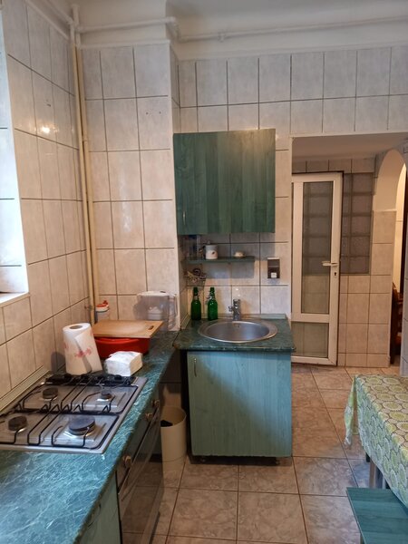 Ferentari, blocuri rosii, ap. 2 camere parter, bloc 3 etaje,