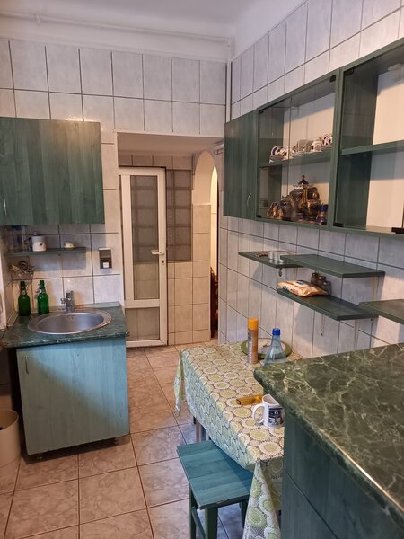 Ferentari, blocuri rosii, ap. 2 camere parter, bloc 3 etaje,