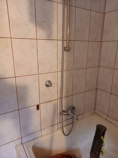 Ferentari, blocuri rosii, ap. 2 camere parter, bloc 3 etaje,