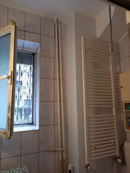 Ferentari, blocuri rosii, ap. 2 camere parter, bloc 3 etaje,