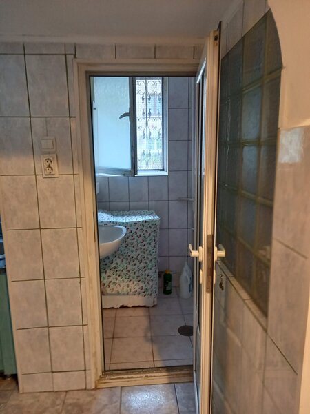 Ferentari, blocuri rosii, ap. 2 camere parter, bloc 3 etaje,