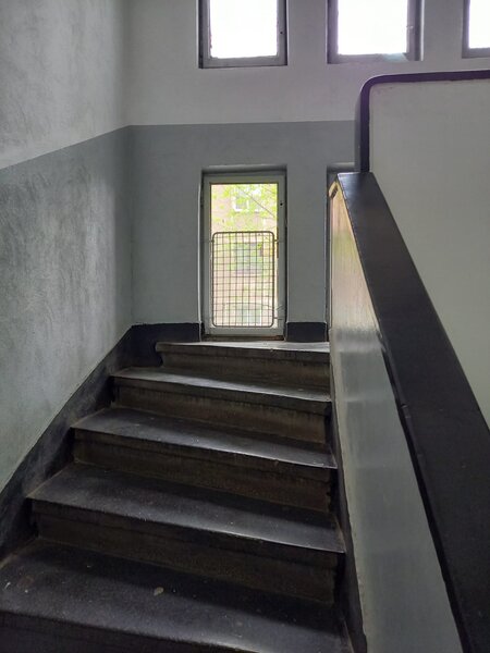 Ferentari, blocuri rosii, ap. 2 camere parter, bloc 3 etaje,